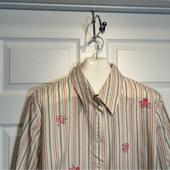 Tailored Button Front Floral Embroidery Top Size 20W - Picture 2 of 9